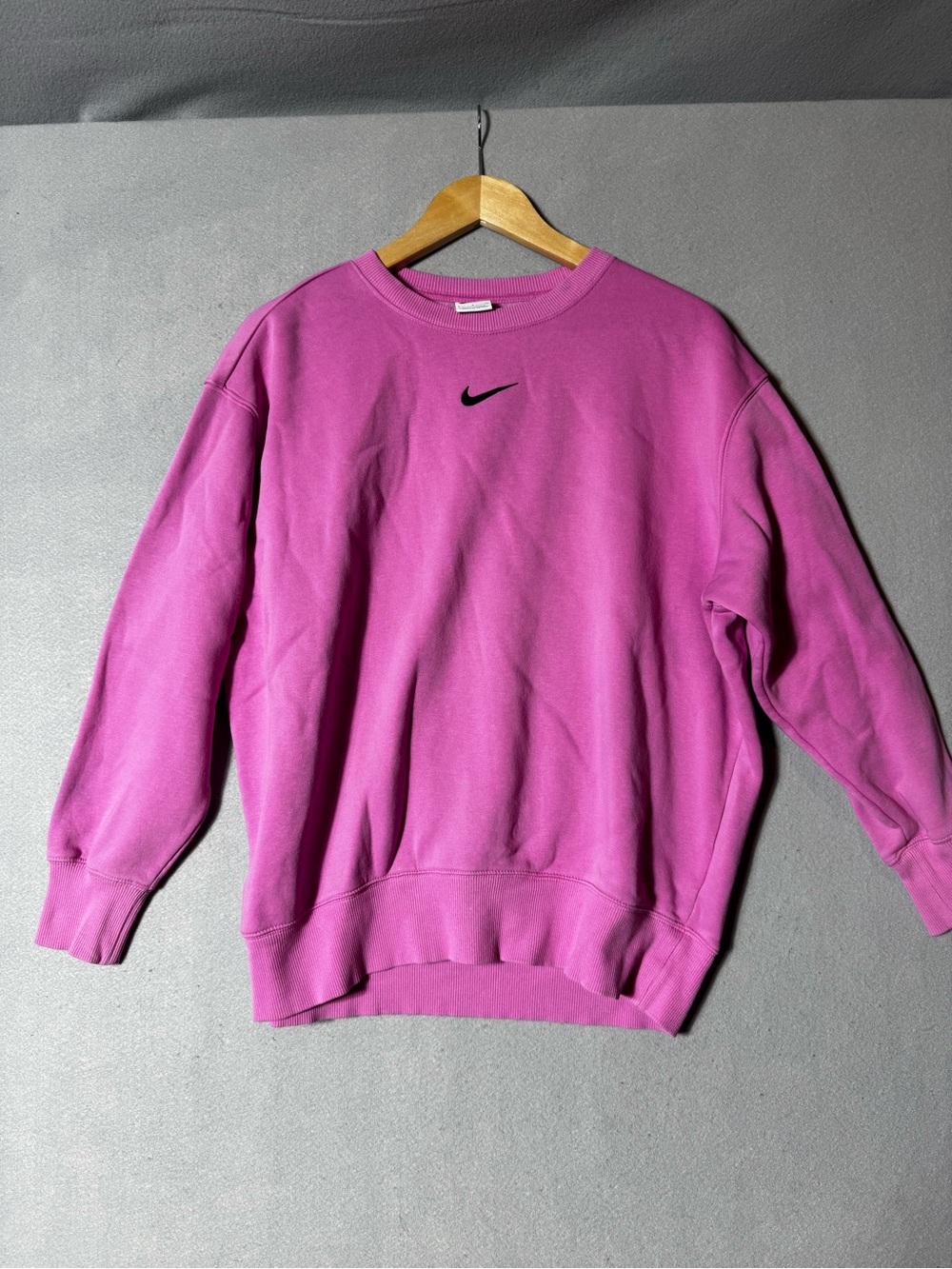 Nike Women’s Crewneck Sweatshirt in Bright Pink Size S